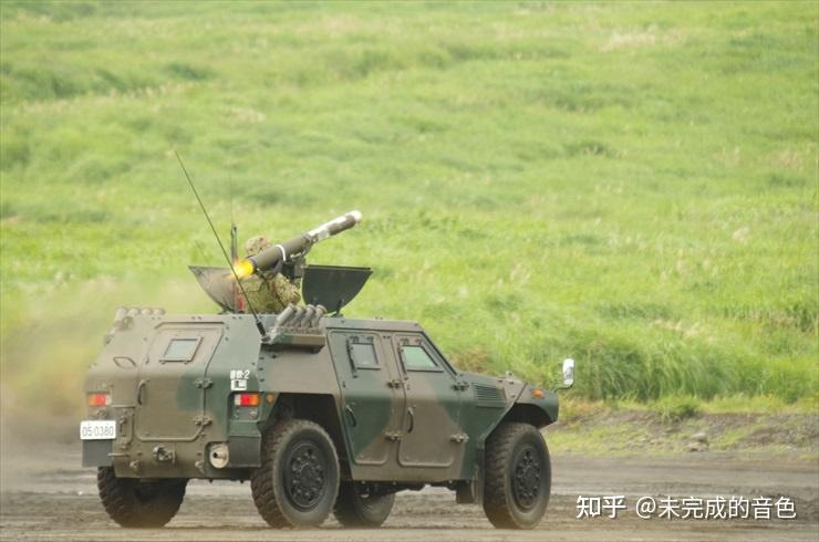 01式反坦克导弹车上射击:01式反坦克导弹弹体飞翔:01式反坦克导弹侧面