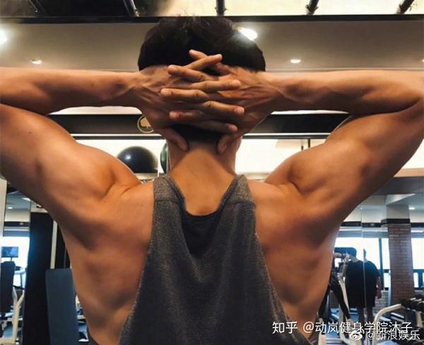 41岁孔刘身材照曝光,拥有6块腹肌还这么低调!