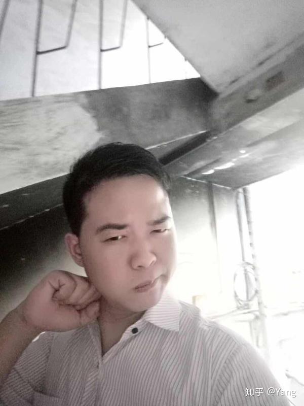 可爱的白衬衫才能最好的体现成熟男人的魅力!