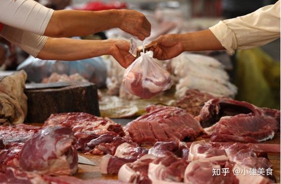 大家好,去年三十几块钱一斤的猪肉,今年终于变回十几块一斤了.