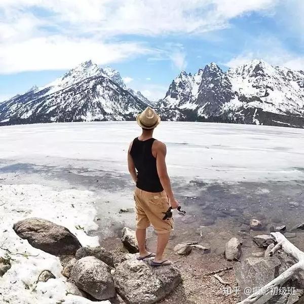 在很多人的印象中可能女生才喜欢拍背身照片,男生很少会去拍背身照片.