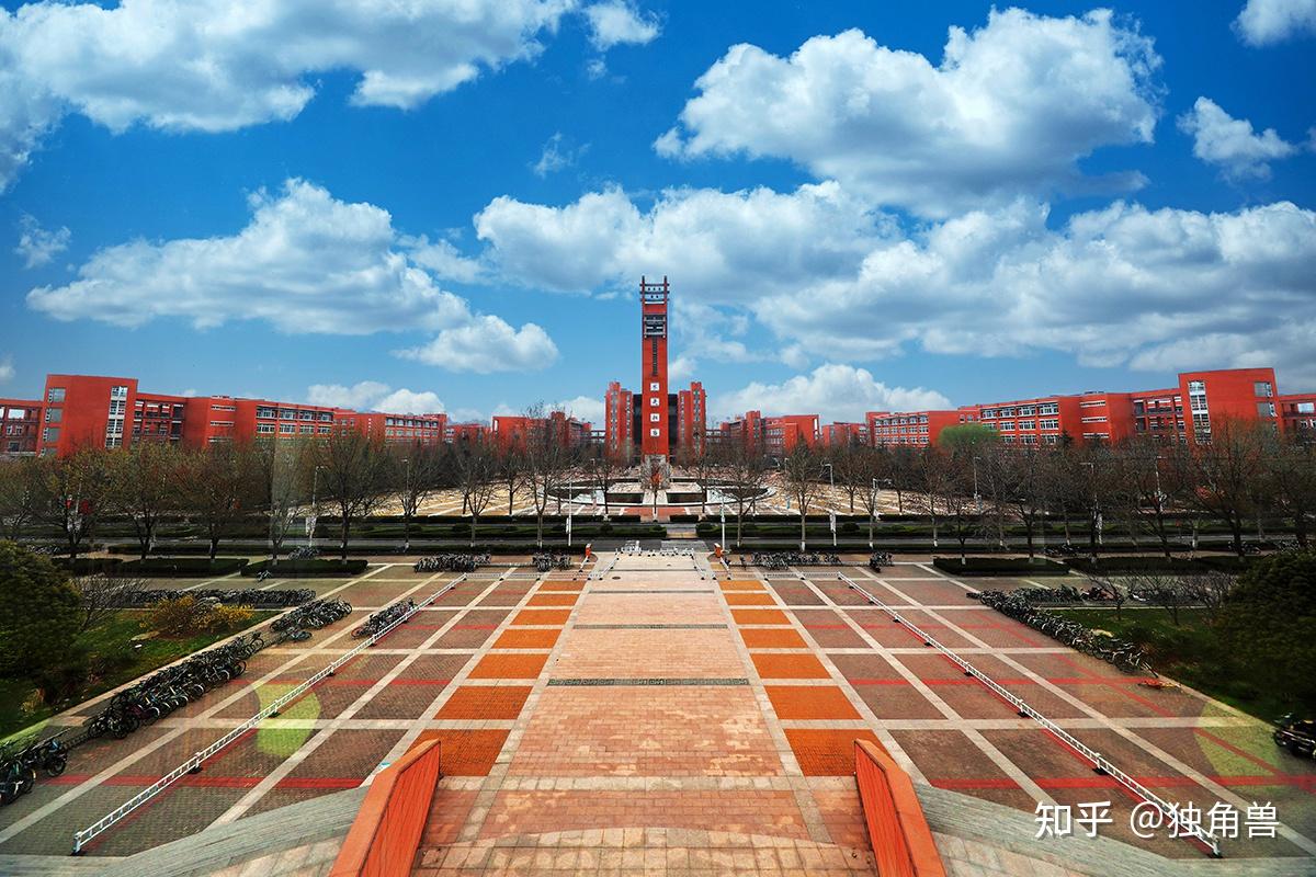 现有四个校区:主校区(郑州市科学大道100号),南校区(郑州市大学北路75