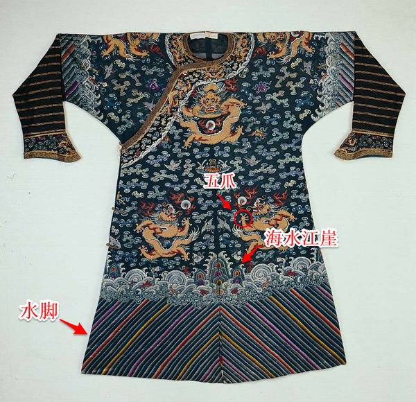 文武一,二,三品:九蟒四爪蟒袍(胸前背后各三条,两肩各一条,衣襟里面