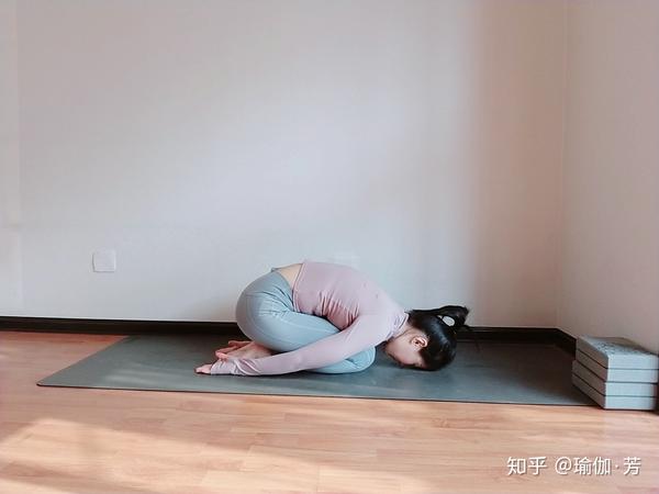 瑜伽体式精讲100讲-初级瑜伽体式第9式:婴儿式
