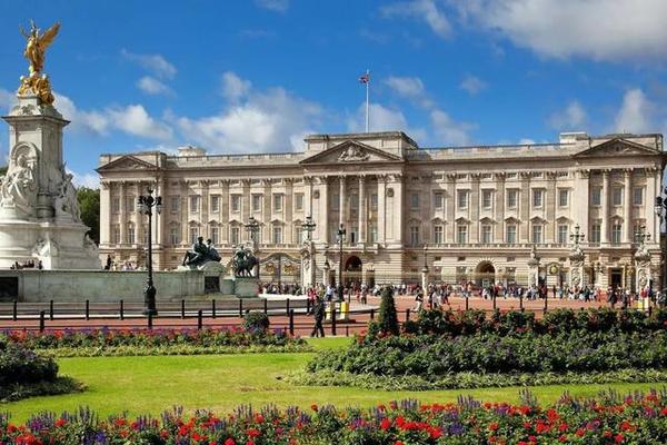 英国君主位于伦敦的主要寝宫,是当今世界上少数仍在使用的皇家宫殿之