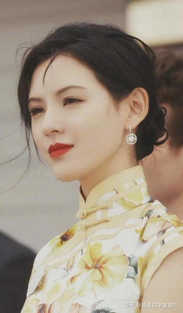 张予曦和刘学义也太适合民国扮相了吧,女生穿旗袍,男生穿西装马甲,啧