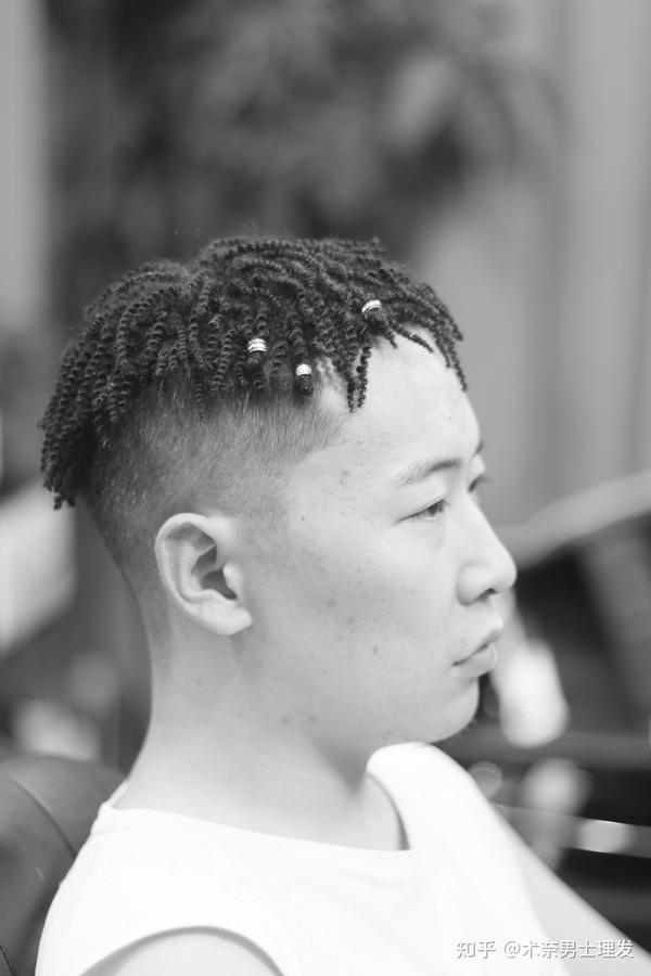 因为只需要 正常洗头 吹干就可以  其实这款免打理的黑人烫刚烫完的