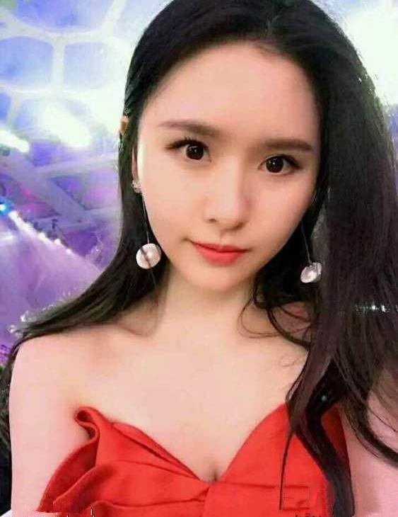 斗鱼一姐阿冷晒自拍遭吐槽,与冯提莫之间差了一个整容