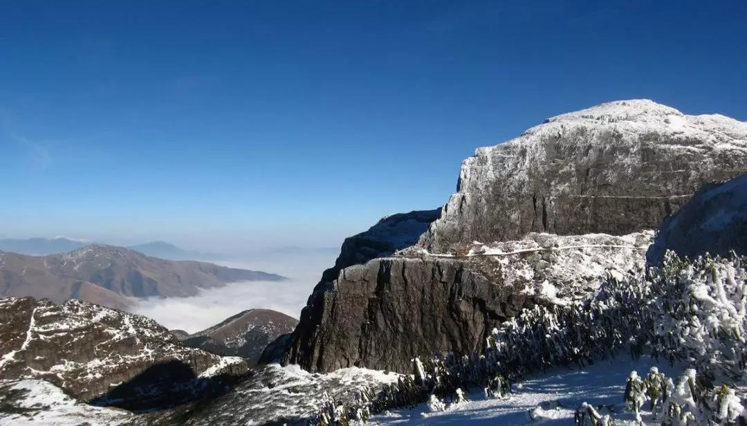 乘放置在万山丛中的花轿轿子雪山