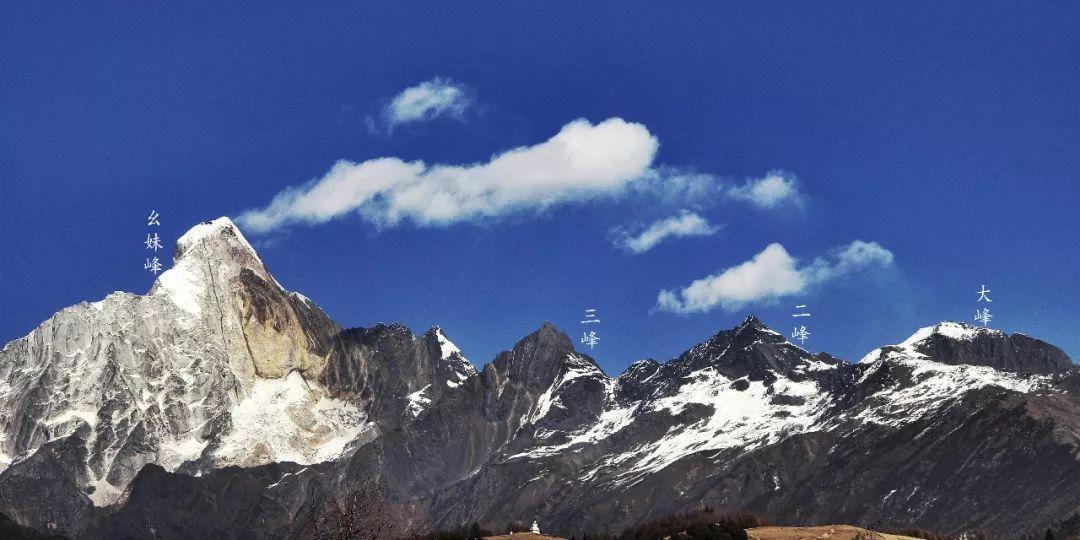 四姑娘山四座一字排开的雪山中,幺妹峰最高(6250米),三峰(5355米)是