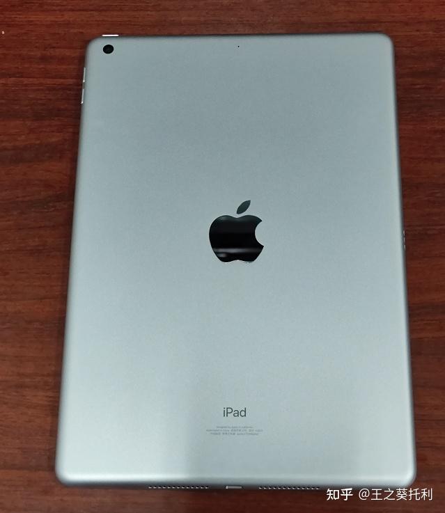 这个是ipad 2021,我选的是银色的版本,四周是圆角过渡,握持感更好,不