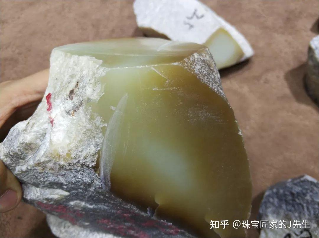 珠宝匠俄料透明度低俄料与新疆和田玉相比,其矿物成分大致相同,结构相