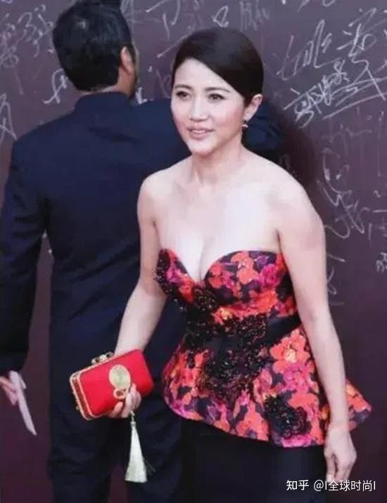 颜丙燕不仅演技好衣品也是一流穿低胸抹胸秀贵族身材