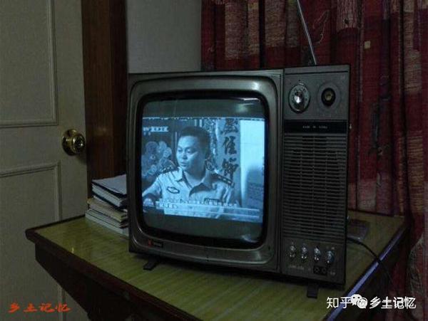 记得小时候,家里最早买了一台熊猫牌黑白电视机,邻居们都跑来我家看