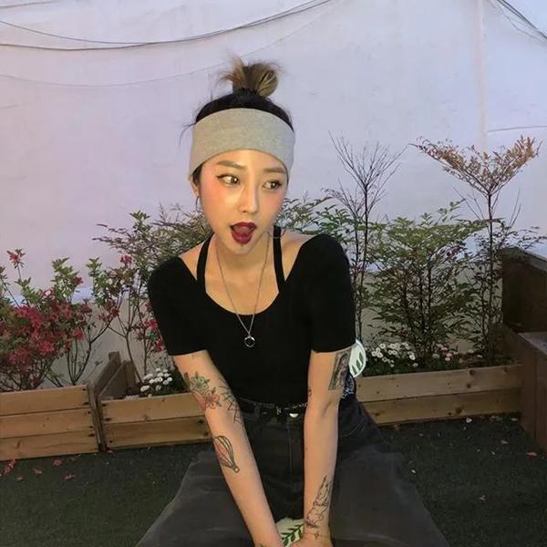 手活绝顶的韩国辣妹纹身师,谁不想被她们扎两针?