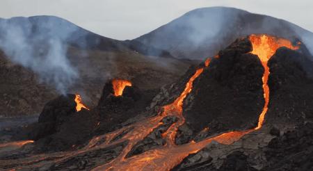 2010年3月至4月位于冰岛南部的艾雅法拉火山于2010年3月至4月接连