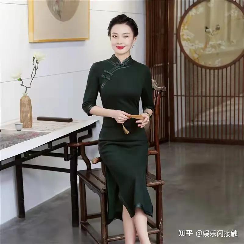 可有一些人格外钟爱旗袍,她们冬天也会穿旗袍.