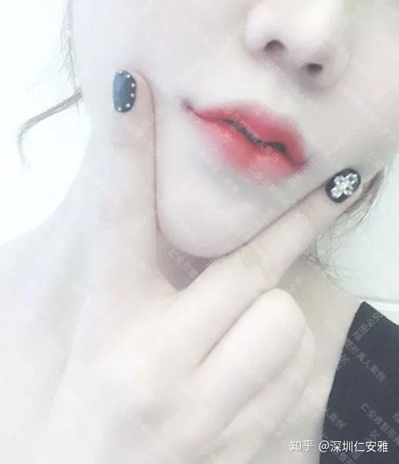 超模杜鹃除了衣品好还赢在气质清冷靠的就是一张花瓣唇