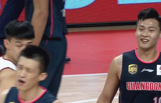 也是有声音的啊"wcnmlgb,wcnbl"平时总是笑呵呵的王哲林一反常态因不