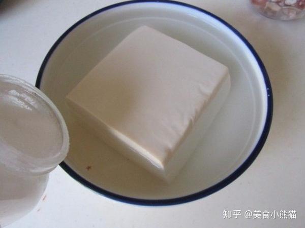 淀粉适量 辣椒油适量 油盐适量   制作工艺:   香菇肉沫豆腐总共有12