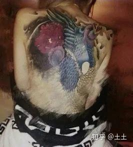 《青春有你2》女团选手纹了大满背,网友:又不是选三好