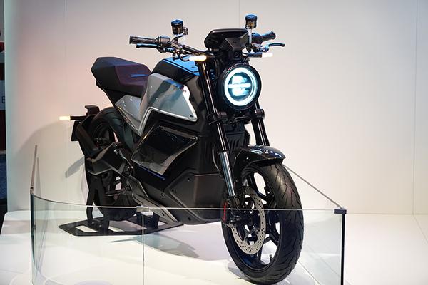 电动发布全球首款自动驾驶三轮电动摩托车tqi以及首款小牛电动跨骑rqi