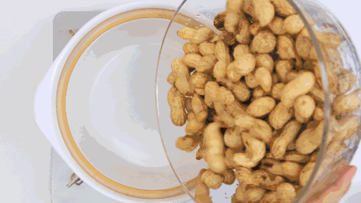 称霸烧烤摊多年的煮花生原来这么做最正宗这么吃原来还能减肥呢