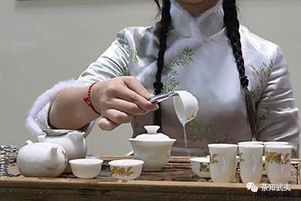 泡茶前温杯烫壶是多此一举还是确有必要呢