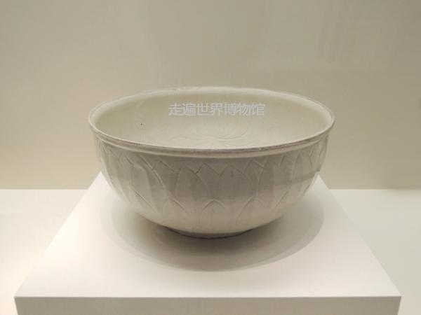 定窑白釉划花莲瓣纹碗,宋;国家博物馆藏.