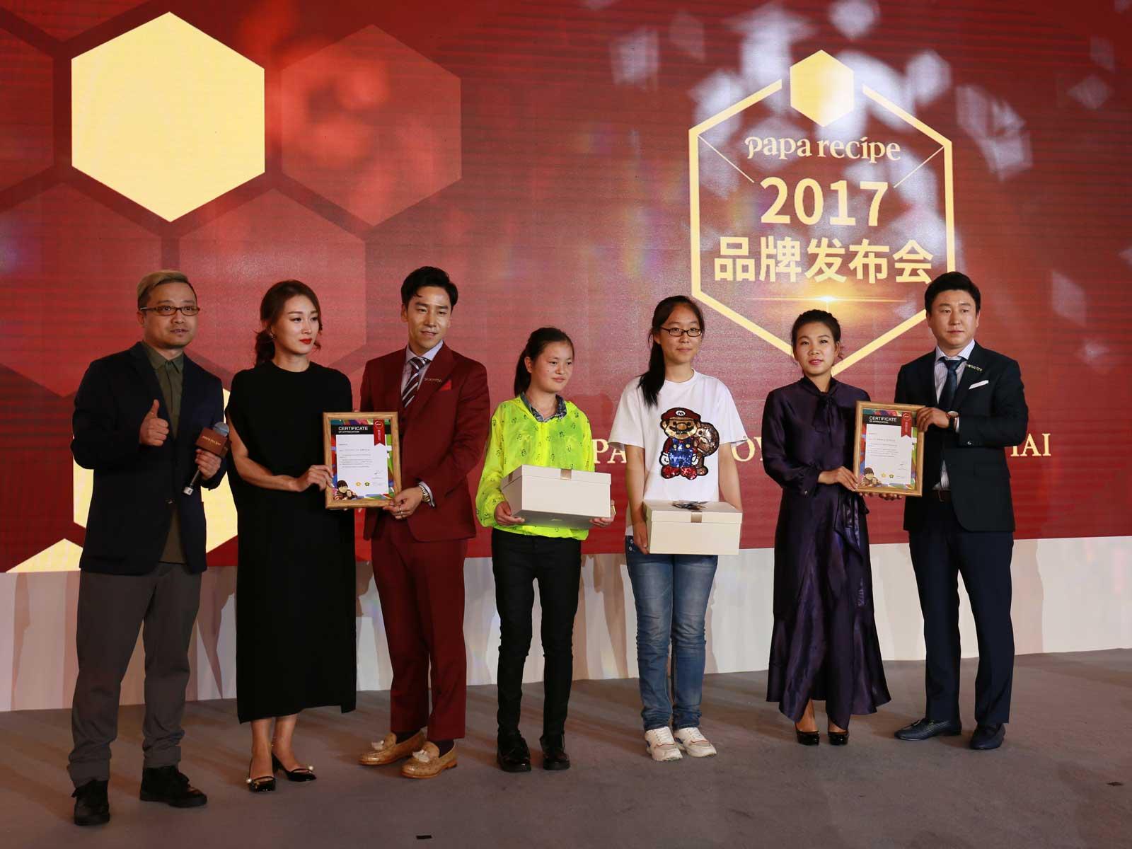 由paparecipe春雨品牌创始人金翰均亲自交到肢残青少年手中,同时他还