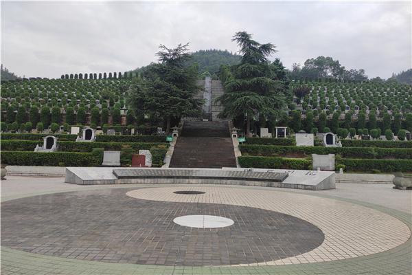 仙友山公墓距离巴南区政府16993米,在铁厂路东200米巴南区政府附近