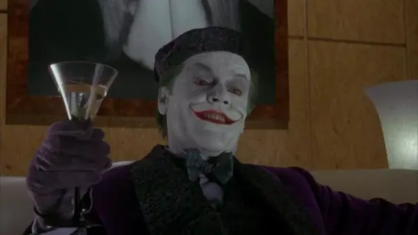 由于掉进化学池,小丑的面部完全麻痹,做完手术看着镜子里的自己,他