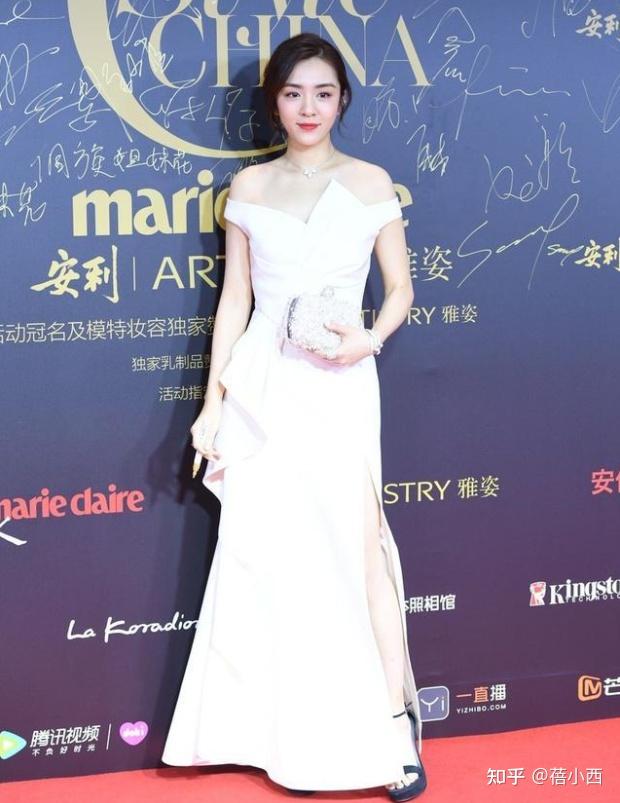 王晓晨简直就是一位行走的衣架子,这次出席活动,她选择了一条白色礼服