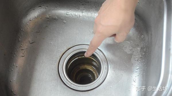 厨房下水道堵了,教你一招,轻松疏通不花冤枉钱,邻居见