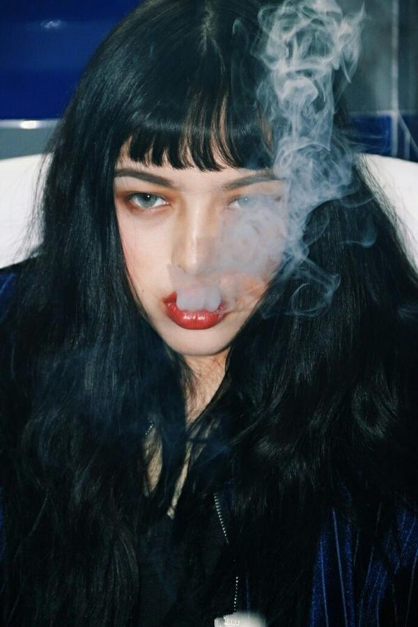 有哪些女生特别酷的或是女生抽烟的头像?