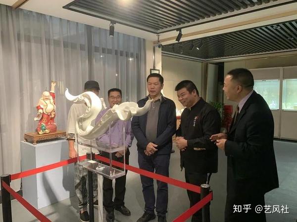福建省文化和旅游厅副厅长林守钦(中)在展览现场