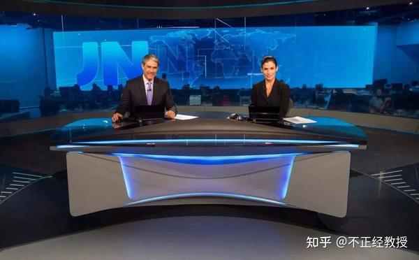 新闻联播背景为什么是蓝色屏幕结束后主持人为什么要收拾稿子