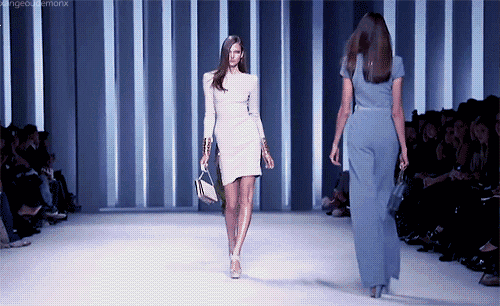 维多利亚的秘密时装秀有没有模特走秀时不幸摔倒的情况?