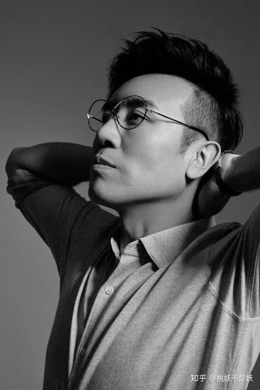 于和伟"七夕"写真大曝光,告别"脏总"化身"眼镜boy"