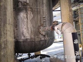 硫铵饱和器内的硫铵母液呈酸性,混合煤气后结晶物对金属产生较