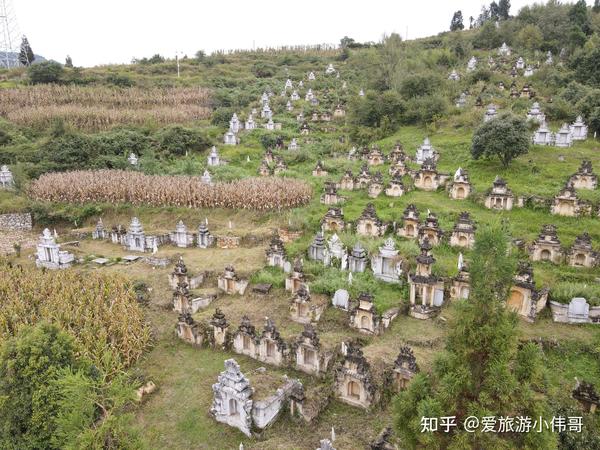 贵州大山深处发现很多墓葬群,墓葬群的周围24个天眼看护
