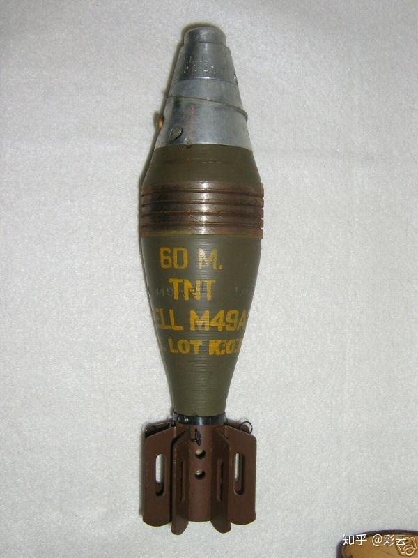 小马哥这箱迫击炮弹应该是美国m49a2迫击炮弹的道具模型,这是一种60mm