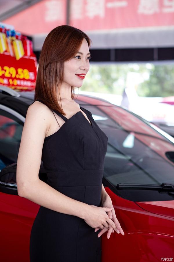 你好2021春节发一波福利逛车展拍漂亮的长腿车模妹子