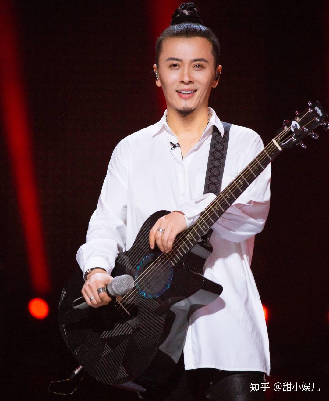 陈辉是面孔乐队的主唱,在参加《披荆斩棘的哥哥》之前就参加过音乐
