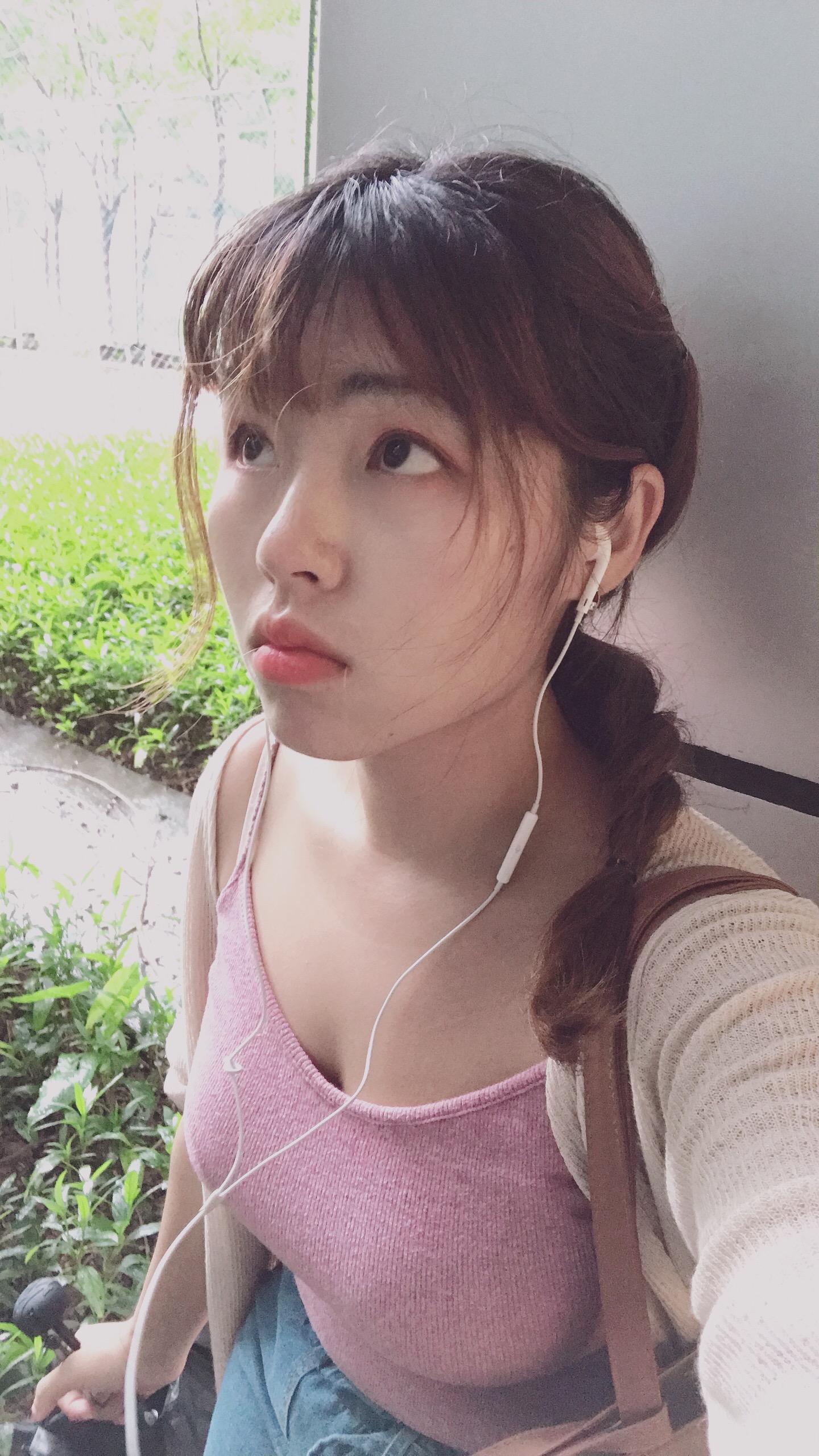 大胸的小个子女生该如何穿衣打扮
