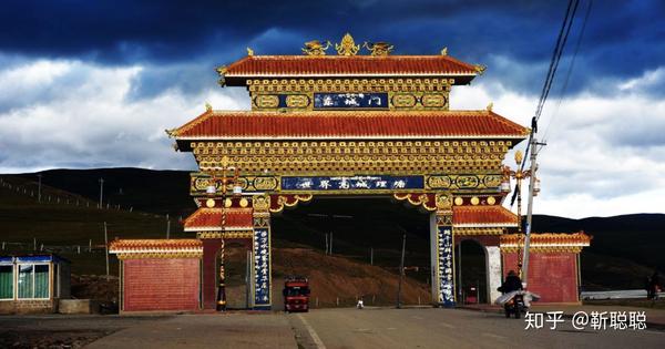 大气的理塘城门