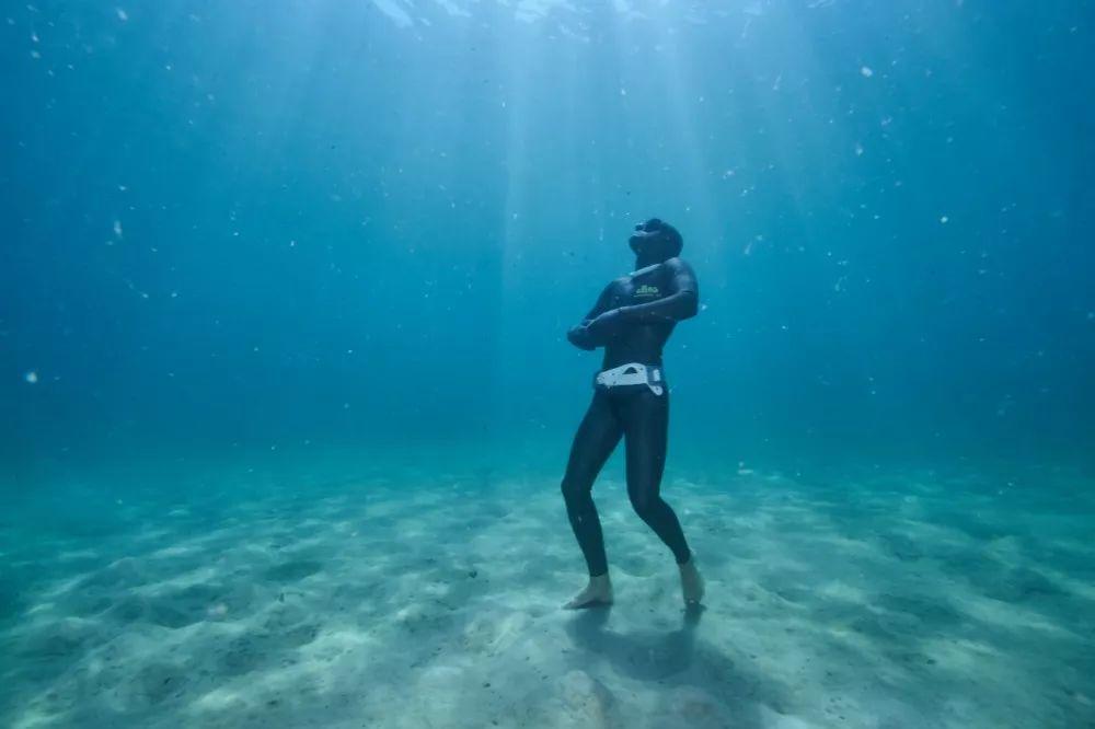 练习自由潜水的人是怎么在水下憋气那么长时间的