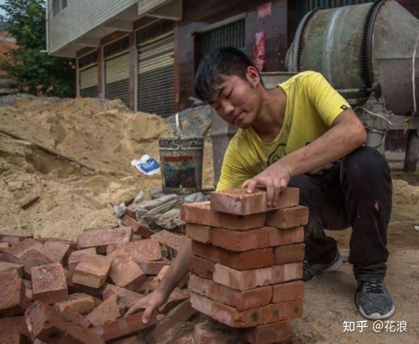 寒门学子林万东在工地搬砖,包工头笑着调侃:"你这小子