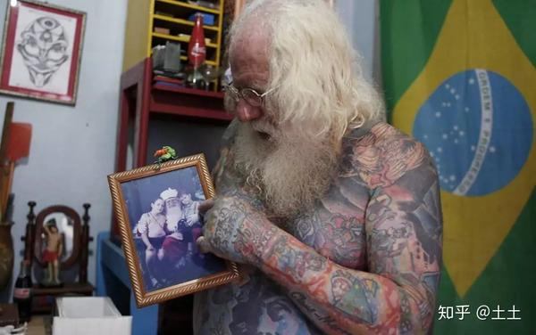 史上最硬核圣诞老人全身94的地方有纹身