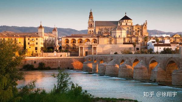 科尔多瓦大清真寺(mezquita de córdoba)和瓜达基维尔河上的罗马桥